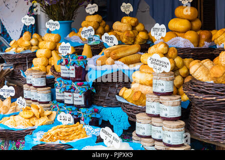 Cracovie, Pologne - AOÛT 16,2018 : fromage fumé traditionnel polonais oscypek sur marché de Noël à Cracovie. Oscypek est fait exclusivement dans les montagnes Tatra Banque D'Images