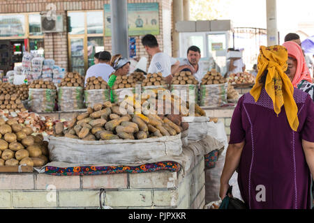 Marguilan, OUZBÉKISTAN - 24 août 2018 : les fruits et légumes locaux bazaar - Marguilan près de Fergana, en Ouzbékistan. Banque D'Images