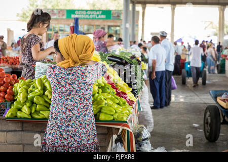 Marguilan, OUZBÉKISTAN - 24 août 2018 : les fruits et légumes locaux bazaar - Marguilan près de Fergana, en Ouzbékistan. Banque D'Images