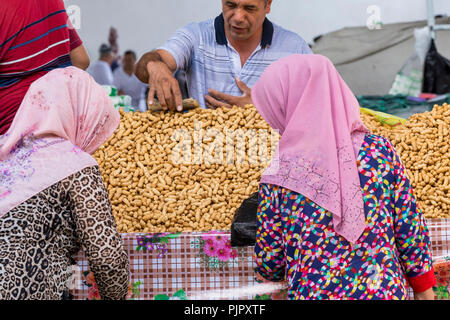 Marguilan, OUZBÉKISTAN - 24 août 2018 : les fruits et légumes locaux bazaar - Marguilan près de Fergana, en Ouzbékistan. Banque D'Images