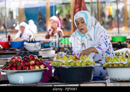 Marguilan, OUZBÉKISTAN - 24 août 2018 : les fruits et légumes locaux bazaar - Marguilan près de Fergana, en Ouzbékistan. Banque D'Images