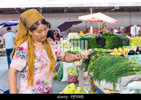 Marguilan, OUZBÉKISTAN - 24 août 2018 : les fruits et légumes locaux bazaar - Marguilan près de Fergana, en Ouzbékistan. Banque D'Images