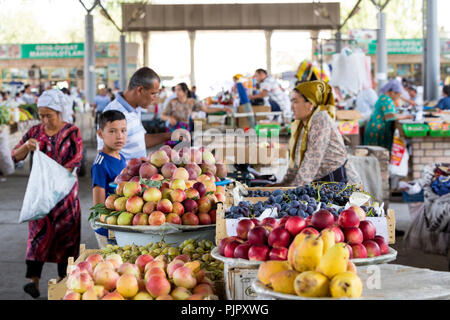 Marguilan, OUZBÉKISTAN - 24 août 2018 : les fruits et légumes locaux bazaar - Marguilan près de Fergana, en Ouzbékistan. Banque D'Images