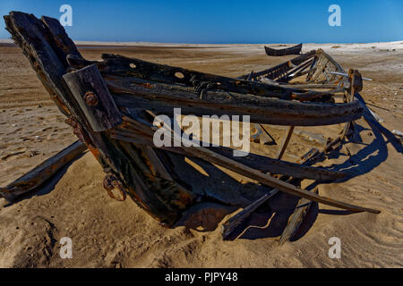 Vestiges d'un bateau surf à Meob Bay Station baleinière, Skeleton Coast, Namibie, Afrique. Banque D'Images