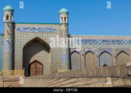 Khan's palace de Kokand. L'Ouzbékistan. Ancien palais aux façades colorées de mosaïque. L'entrée principale est avec minarets. Banque D'Images