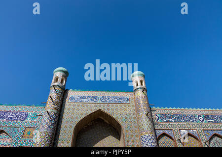 Khan's palace de Kokand. L'Ouzbékistan. Ancien palais aux façades colorées de mosaïque. L'entrée principale est avec minarets. Banque D'Images