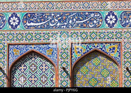 Khan's palace de Kokand. L'Ouzbékistan. Ancien palais aux façades colorées de mosaïque. L'entrée principale est avec minarets. Banque D'Images