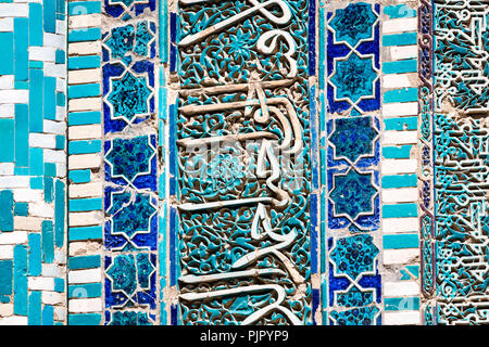 Détail de la façade du cimetière Saint historique de Shahi Zinda à Samarkand, Ouzbékistan. Banque D'Images