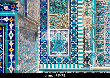 Détail de la façade du cimetière Saint historique de Shahi Zinda à Samarkand, Ouzbékistan. Banque D'Images