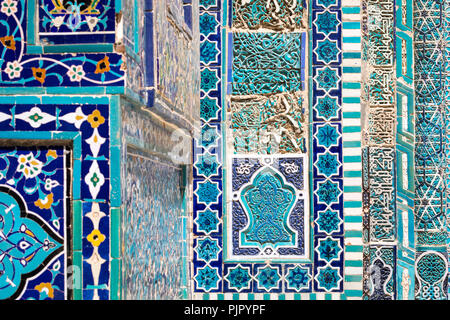 Détail de la façade du cimetière Saint historique de Shahi Zinda à Samarkand, Ouzbékistan. Banque D'Images