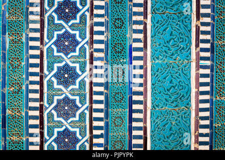 Détail de la façade du cimetière Saint historique de Shahi Zinda à Samarkand, Ouzbékistan. Banque D'Images