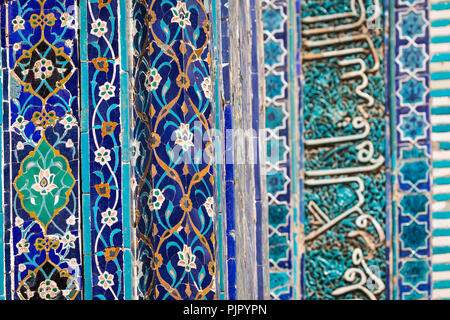 Détail de la façade du cimetière Saint historique de Shahi Zinda à Samarkand, Ouzbékistan. Banque D'Images