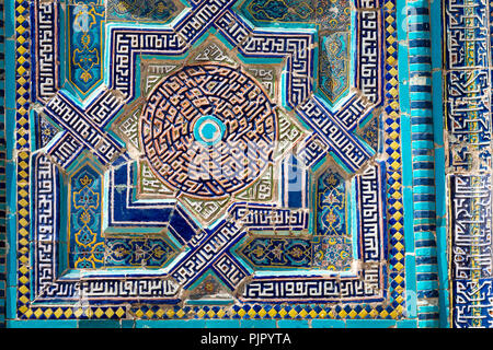 Détail de la façade du cimetière Saint historique de Shahi Zinda à Samarkand, Ouzbékistan. Banque D'Images
