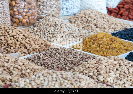 Les fruits séchés et les noix sur le marché alimentaire local à Tachkent, Ouzbékistan Banque D'Images