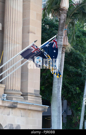 Deux drapeaux du Queensland, Australie, en face de l'Hôtel de ville de Brisbane Banque D'Images