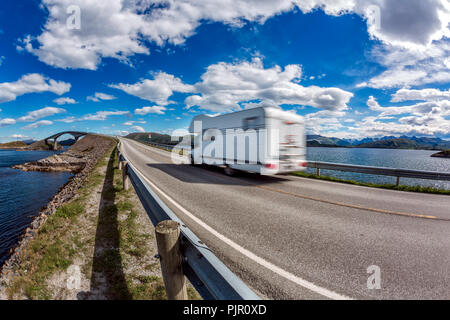 Location caravane RV voyages sur l'autoroute. Location de caravane dans le motion blur. La Norvège. Route de l'océan Atlantique ou la route de l'Atlantique Atlanterhavsveien reçu le Banque D'Images