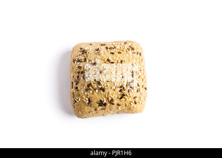 Le pain avec le lin, l'avoine et les graines de sésame sur un fond blanc Banque D'Images