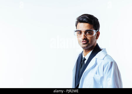 Portrait d'un homme sérieux en tailleur, sarrau et lunettes de protection, isolated on white background studio Banque D'Images