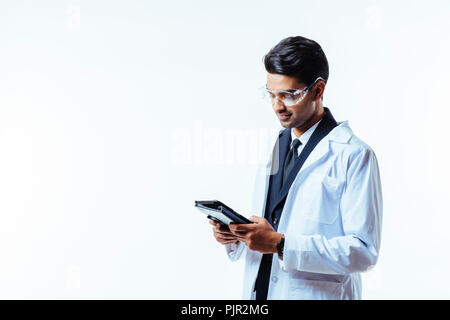 Portrait d'un homme en costume d'affaires, sarrau et lunettes de protection, la tenue de dossier en cuir, isolated on white background studio Banque D'Images