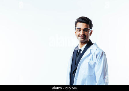 Portrait d'un homme en costume d'affaires, sarrau et lunettes de protection, looking at camera, isolated on white background studio Banque D'Images