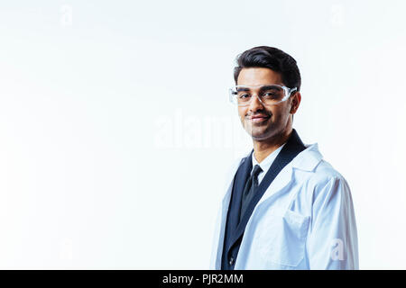 Portrait d'un homme en costume d'affaires, sarrau et lunettes de protection, looking at camera, isolated on white background studio Banque D'Images