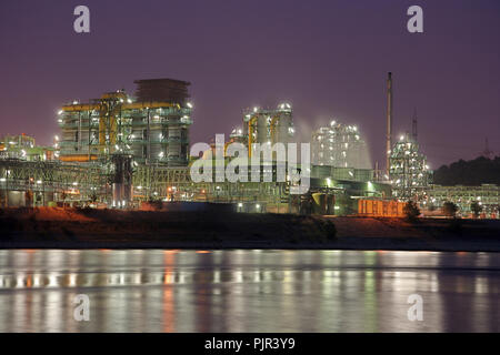 Cokerie Schwelgern à Duisburg, en Allemagne. Vue sur le Rhin. Une partie de la vapeur et beaucoup de détails colorés. Banque D'Images