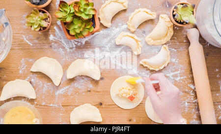 Étape par étape. Faire des empanadas avec différentes garnitures. Banque D'Images
