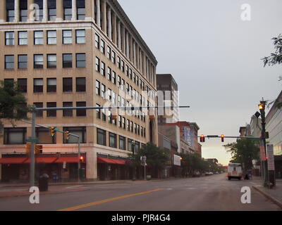 Syracuse, New York, USA. Le 8 septembre 2018. Amérique du Salina Street dans le centre-ville de Syracuse, New York avant le lever du soleil Banque D'Images