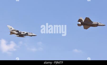 RAF Lockheed Martin F-35 Lightning II & Tornado Gr4 d'effectuer un défilé au Royal International Air Tattoo 2018 célébrons 100 ans de la RAF Banque D'Images