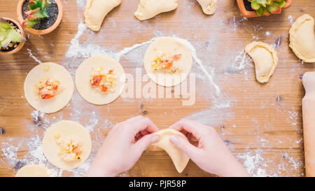 Étape par étape. Faire des empanadas avec différentes garnitures. Banque D'Images