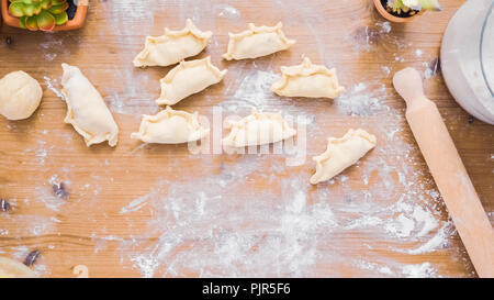 Étape par étape. Faire home made avec remplissage sucré empanadas. Banque D'Images