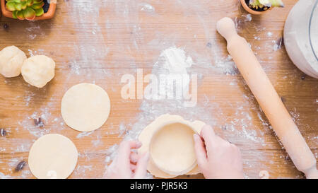 Étape par étape. Faire home made avec remplissage sucré empanadas. Banque D'Images