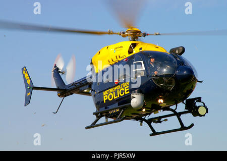 Hélicoptère de la Police métropolitaine G-MPSA. Eurocopter EC145 de l'atterrissage. Planant Banque D'Images