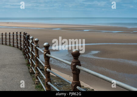 Vue d'été tranquille sur la promenade de la station balnéaire de Blackpool Lancashire, Angleterre, Royaume-Uni en juin avec peu de gens. Banque D'Images