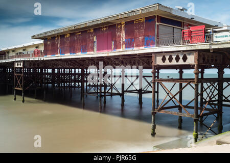 Vue d'été tranquille sur la promenade de la station balnéaire de Blackpool Lancashire, Angleterre, Royaume-Uni en juin avec peu de gens. Banque D'Images