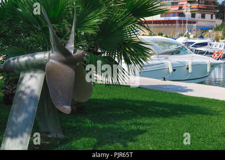 Vue horizontale sur le premier plan d'un bateau, à l'hélice dans le jardin d'un port de pêche Banque D'Images