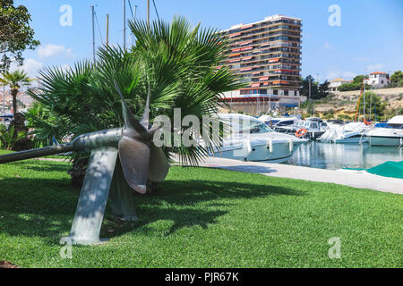 Vue horizontale sur le premier plan d'un bateau, à l'hélice dans le jardin de port de pêche dans la région de El Campello, Alicante, Espagne Banque D'Images