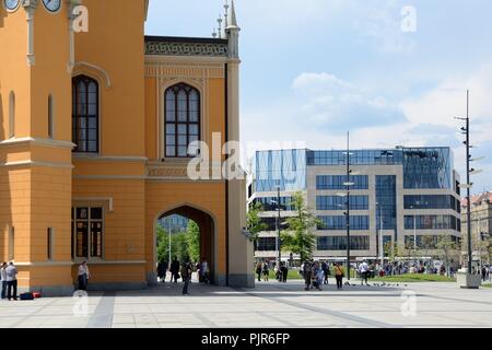 WROCLAW, Pologne - 14 mai, 2017. Wroclaw, à l'architecture moderne et classique. La gare la plus classique et moderne immeuble de bureaux sur 14 Mai 2017 Banque D'Images