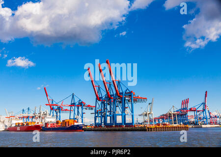 Hambourg, Allemagne - 25 juin 2014 : quais du port de Hambourg (Hamburger Hafen, Terminal Burchardkai) sur l'Elbe, en Allemagne. Le port le plus important en Allemagne Banque D'Images