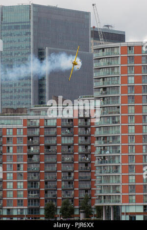 Red Bull Air Race, Londres, Royaume-Uni. Tenu dans les Docklands réaménagés de Londres, les avions survolaient la Tamise et s'éloignaient fortement des tours de la ville Banque D'Images