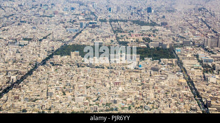 Ariel photo pour la ville de Téhéran en République islamique d'Iran, qui montrent les rues et les bâtiments et certaines voitures et certains arbres. Banque D'Images