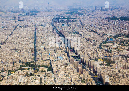 Ariel photo pour la ville de Téhéran en République islamique d'Iran, qui montrent les rues et les bâtiments et certaines voitures et certains arbres. Banque D'Images