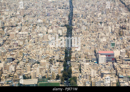 Ariel photo pour la ville de Téhéran en République islamique d'Iran, qui montrent les rues et les bâtiments et certaines voitures et certains arbres. Banque D'Images