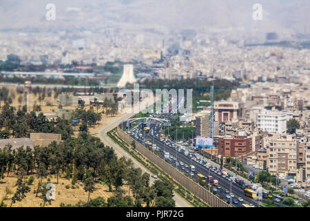 Ariel photo pour la ville de Téhéran en République islamique d'Iran, qui montrent les rues et les bâtiments et certaines voitures et certains arbres. Banque D'Images