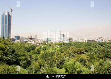 Ariel photo pour la ville de Téhéran en République islamique d'Iran, qui montrent les rues et les bâtiments et certaines voitures et certains arbres. Banque D'Images