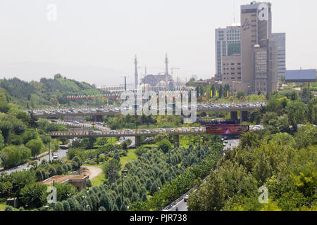 Ariel photo pour la ville de Téhéran en République islamique d'Iran, qui montrent les rues et les bâtiments et certaines voitures et certains arbres. Banque D'Images