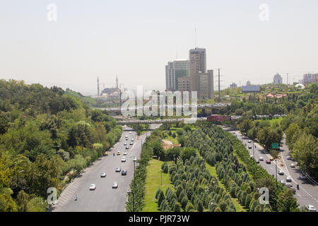 Ariel photo pour la ville de Téhéran en République islamique d'Iran, qui montrent les rues et les bâtiments et certaines voitures et certains arbres. Banque D'Images