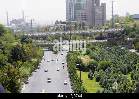 Ariel photo pour la ville de Téhéran en République islamique d'Iran, qui montrent les rues et les bâtiments et certaines voitures et certains arbres. Banque D'Images