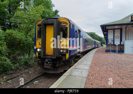 Une classe Scotrail Diesel 156 train à Garelochhead gare à Argyll and Bute, Ecosse Banque D'Images