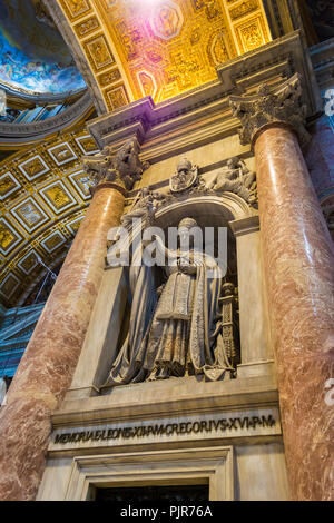 Intérieur de la Cathédrale Saint Pierre dans la Cité du Vatican en Italie. Banque D'Images